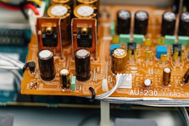 Tokyo, Japonya - 29 Mart 2023: Sony devre kartındaki yüksek teknoloji kapasitörler markaların yüksek kaliteli ses donanımlarının arkasındaki titiz mühendisliği temsil ediyor