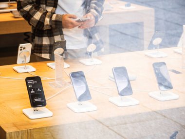 Paris, Fransa - 22 Eylül 2023: Müşterilerden biri, Apple 'ın en son iPhone 15 Pro Max sergi alanındaki gelişmiş kapasitesini test etmek için elini uzattı