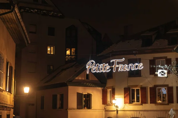 Маленькая Франция Уличные Знаки Мерцают Среди Рождественских Огней Фоне Квартир — стоковое фото
