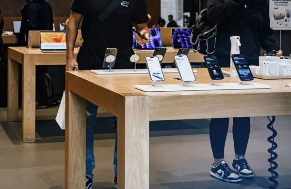 Parigi Francia Settembre 2023 Interno Vivace Apple Store Con Persone — Foto Stock