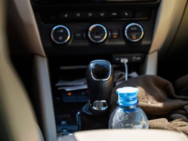 Otomatik şanzıman seçicisine odaklanmış bir arabanın içi, modern araçları gösteriyor.