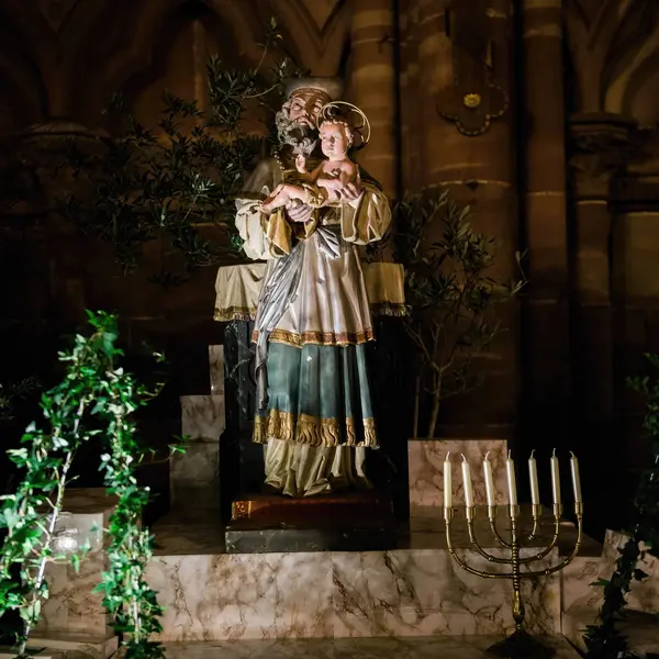 Una Representación Santo Sosteniendo Niño Notre Dame Strasbourg Ambientado Telón —  Fotos de Stock