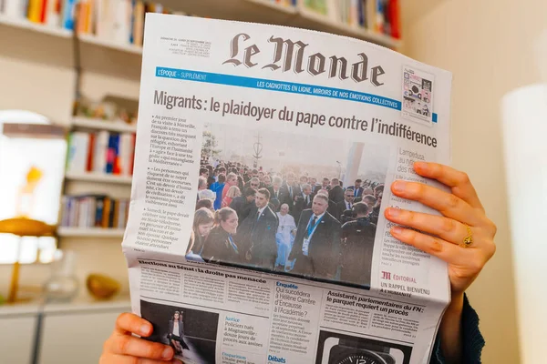 Paris France Oct 2023 Monde Newspaper Held Showing Headline Popes — Stock Photo, Image