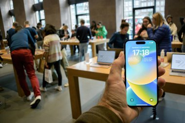 Paris, Fransa - 22 Eylül 2022: Apple Watch Ultra ve iPhone 14 Pro 'nun lansmanı sırasında Apple Store' da büyük bir kalabalık akıllı telefonu sergiledi.