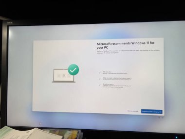 Paris, Fransa - 22 Şubat 2023: Bilgisayarınız için Microsoft Windows 11 'e güncelleme öneren metin mesajı görüntüleme, bilgisayarınızı kullanarak indirme talimatları
