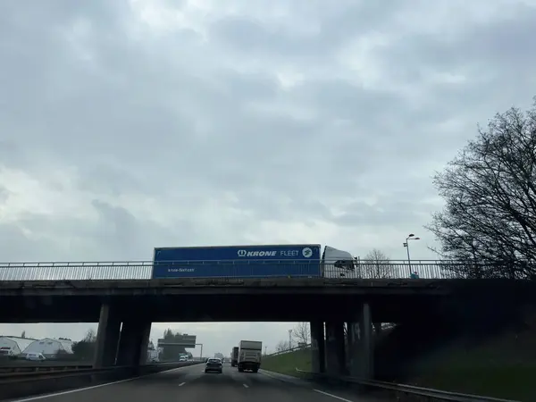 フランクフルト ドイツ 2023年2月23日 クローネ艦隊のロゴを表示するトレーラーを搭載した貨物トラックのPov オートバーンで高速でドイツの橋を渡る — ストック写真