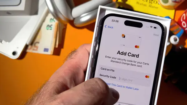 フランス 2023 オレンジバンクマスターカードでApple Payを設定する男性の手のPov 新しいIphone上のアプリケーションのセキュリティコードを入力 — ストック写真
