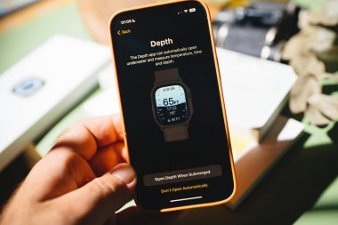 Londra, Birleşik Krallık - 23 Eylül 2022: Dalış maceraları için yeni bir derinlik uygulaması kurma odaklı ekstrem aktiviteler için tasarlanmış yeni titanyum Apple Watch Ultra paketini açmak