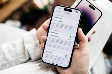 Londra, Birleşik Krallık - Sep 28, 2022: Bir bakış açısı paketi tutan bir kadını gösteriyor, Apple Pro Raw kamerasını 48 megapiksel çözünürlük ve Apple ProRes ayarlarıyla gösteriyor