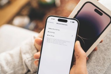 Londra, Birleşik Krallık - 28 Şubat 2022: POV 'lu kadın yeni iPhone 14 profosyonel msartfini elinde tutuyor.