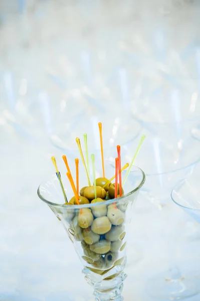 Skład Tematyczny Imprezy Wyposażony Szklany Słoik Oliwek Wieloma Kolorowymi Pałeczkami — Zdjęcie stockowe
