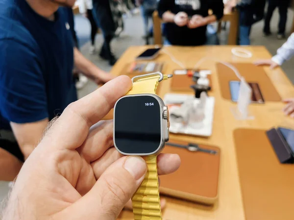 Paryż Francja Września 2022 Apple Store Uznany Zegarek Wyświetla Godzinę — Zdjęcie stockowe