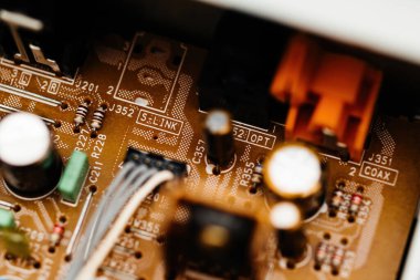 Tokyo, Japonya - 29 Mart 2023: Tamir sürecinde SACD oynatıcısının devre kartında eş eksenli ve optik bağlantılar