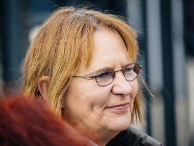 Strasbourg, Fransa - 29 Mart 2023: Kararlı bir İsviçreli üst düzey isviçre vatandaşı, Avrupa İnsan Hakları Mahkemesi önünde, iklim değişikliğiyle ilgili eylem talep eden pankartlarla barışçıl bir protesto düzenledi
