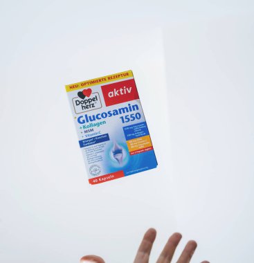 Frankfurt, Almanya - 12 Haziran 2023: Uçan Glucosamin 1550 'yi yakalamaya çalışan Doppel Herz, hareket halindeki bir gıda takviyesini resmetmiştir..
