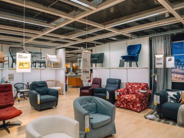 Paris, Fransa - 31 Ağustos 2023: Boş bir mağazada 99.99 'dan 699' a kadar değişen fiyatlarla IKEA 'nın geniş çeşitlilikteki koltukları