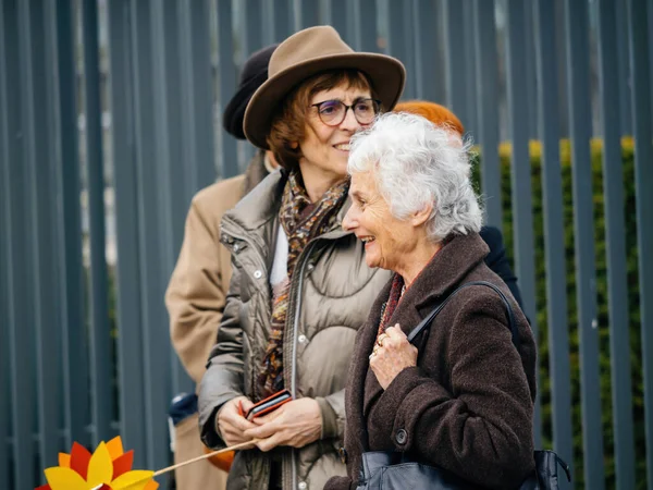 法国斯特拉斯堡 2023年3月29日 两名瑞士高级妇女在斯特拉斯堡欧洲人权法院前和平抗议 要求采取气候行动 — 图库照片