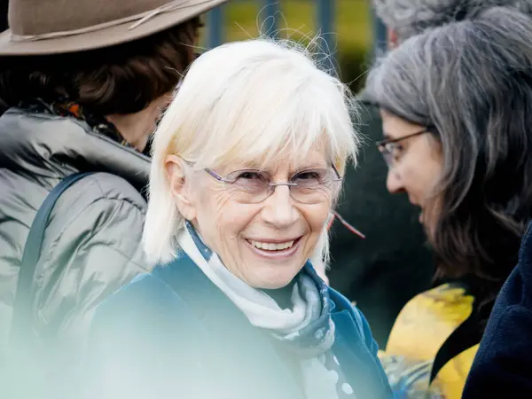 ストラスブール フランス 2023年3月29日 高齢者の集団が気候変動に関する行動を要求する抗議で 人権裁判所でカメラを見ている笑顔の女性 — ストック写真
