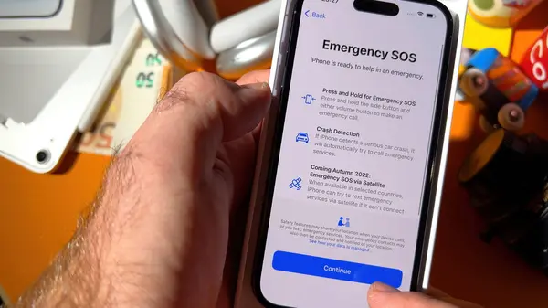 Paris, Fransa - 23 Eylül 2023: Acil durum imdat çağrısı ve uydu bağlantısı kuran bir erkeğin POV 'u, devam düğmesine odaklanıyor