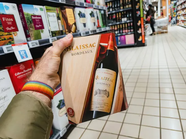 フランス 2023年11月10日 大邸宅の手がブレイサックボルドーワインのテトラパックパッケージを選択し 次の休日の祝賀のために準備されています — ストック写真