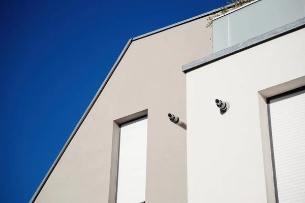 Modern Building Facade Clean Lines Contrasting Clear Blue Sky Featuring — Stock fotografie