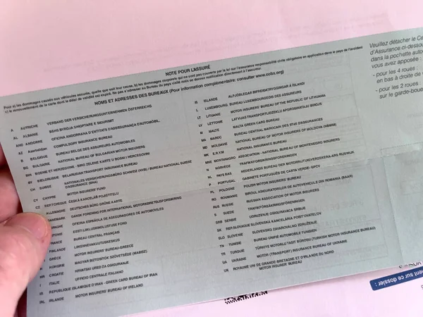 2023年2月21日 Pov男性手牵着男性手的特写 出示了证书 这证明了法国汽车的保险证书 为德国保险公司提供的特别指导 — 图库照片