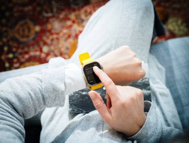 Londra, Birleşik Krallık - Bölüm 28, 2022: Kadın Apple Watch Ultra 2 hakkındaki haftalık özetini bu gelişmiş ukala programının yeteneklerini sergileyerek gözden geçiriyor.