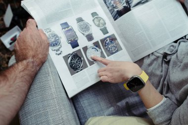 Londra, Birleşik Krallık - 28 Eylül 2023: Moda kadını, Financial Times 'ın 
