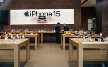 Paris, Fransa - 22 Eylül 2023: Müşteriler bir Apple mağazasında iPhone 15 Pro lansmanında en son teknolojiyi inceliyor, gösterişli tasarımlar sergileniyor.