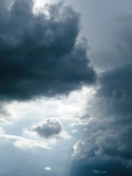 Nuvens Escuras Sinistras Reúnem Sinalizando Uma Tempestade Iminente Enquanto Crepúsculo — Fotografia de Stock