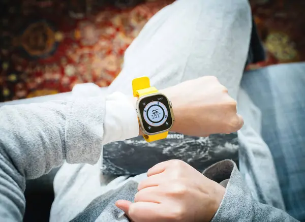 2022년 28일 여성들은 새로운 Apple Watch Series Ultra 2에서 나침반 — 스톡 사진