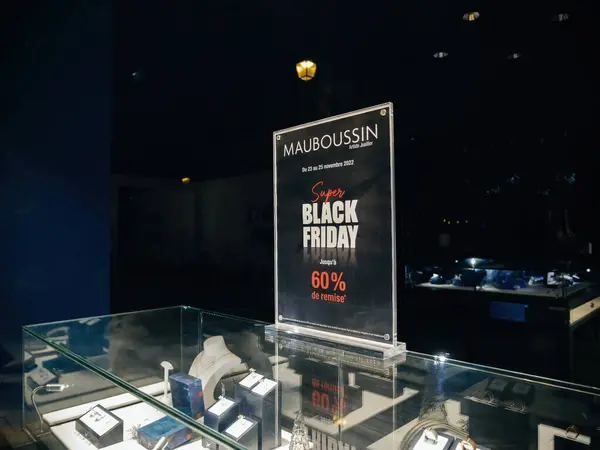 法国斯特拉斯堡 2022年11月25日 在一家珠宝店的玻璃柜顶上展示了一个黑色星期五促销标志 提供60 的折扣 凸显了特别活动的节省 — 图库照片