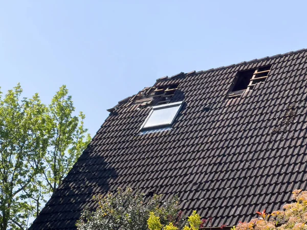 View Damaged House Roof Visible Holes Missing Tiles Indicating Need — Stock Photo, Image