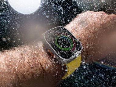 Paris, Fransa - 23 Eylül 2022: Apple Bilgisayar 'dan saat takan, sağanak yağış altındaki Ultra 2 modelinin yağmura dayanıklı saatleri gösteren detaylı bir görüntüsü