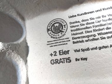 Frankfurt, Almanya - 22 Nisan 2023: Bu resim, iki bedava yumurta sunan bir yumurta kutusunun ayrıntılı bir görüntüsünü ve Almanca yapımcıdan gelen bir mesajı yakaladı..