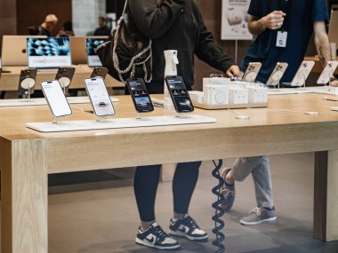 Paris, Fransa - 22 Eylül 2023: Müşteriler son teknoloji ürünleriyle dolu çağdaş bir elektronik mağazasında sergilenen son iPhone 15 profesyonel mobil cihazları keşfediyorlar