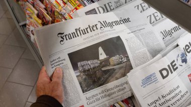 Frankfurt, Almanya - 20 Ekim 2023: Frankfurter Allgemeine 'i bir gazete bayisinde tutmak, İsrail-Gazze gerginlikleri üzerine özel bir makale yayınlamak