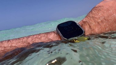 Mallorca, İspanya - 27 Ağustos 2023: Apple Watch Ultra, amatörler ve uzmanlar için çok yönlü bir araç olan dalgıçlar ve profesyonellere yönelik en son teknolojisini sergiliyor