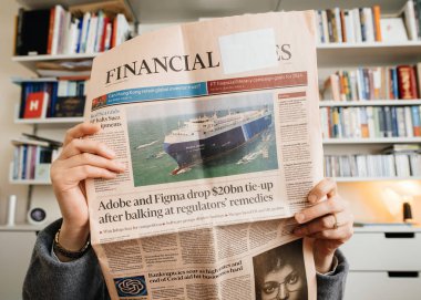 Frankfurt, Almanya - 20 Aralık 2023: Son Financial Times haberi: Bir kadın, Adobe ile Figma arasındaki düzenleyici ilaç endişeleri nedeniyle durdurulan 20 bn.