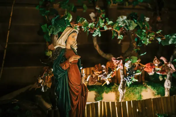 Egy Lélegzetelállító Szobor Egy Nőstény Szűz Máriáról Akit Notre Dame — Stock Fotó