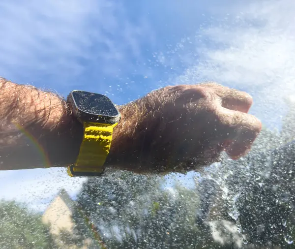 2022年9月23日 法国巴黎 一只手挽着一只黄色苹果手表Super 2的男子手臂 其特点是在夏日的大雨中采用了苹果电脑的光滑设计 — 图库照片