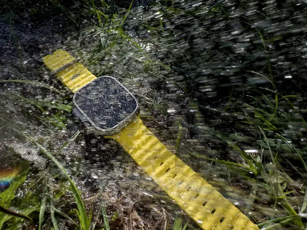2022年9月23日 法国巴黎 一个苹果手表Ultra 2正在测试它的耐水性 显示它在被水滴喷洒时的耐久性 — 图库照片
