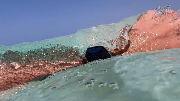Derin Mavi Denizde Dalarken Apple Watch Ultra Nin Üzerinden Bir — Stok fotoğraf