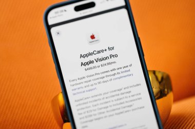 California, ABD - 21 Ocak 2024: Apple Vision Pro tarafından geliştirilen Apple Vision Pro karma gerçeklik seti için AppleCare Plus 'ın ana sayfasını 499 veya 24.99 dolara keşfedin.