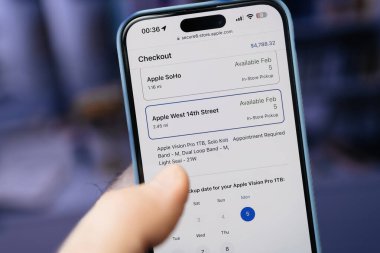 California, ABD - 21 Ocak 2024: Apple Store West 14. Cadde 'nin sipariş öncesi süreçte Apple Vision Pro gerçeklik kulaklığının yeni teslimatı için seçilmesi