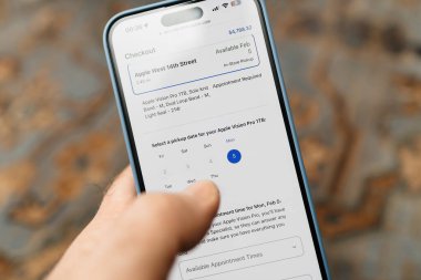 California, ABD - 21 Ocak 2024: New York 'taki Apple Store 14. Cadde' den sipariş öncesi işlemler sırasında yeni Apple Vision Pro gerçeklik kulaklığı seçilmesi