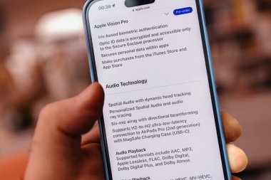 California, ABD - 21 Ocak 2024: Apple Inc. 'in geliştirdiği Apple Vision Pro karışık gerçeklik cihazının gelişmiş ses teknolojisini öğrenirken akıllı telefonuyla ön sipariş vermek