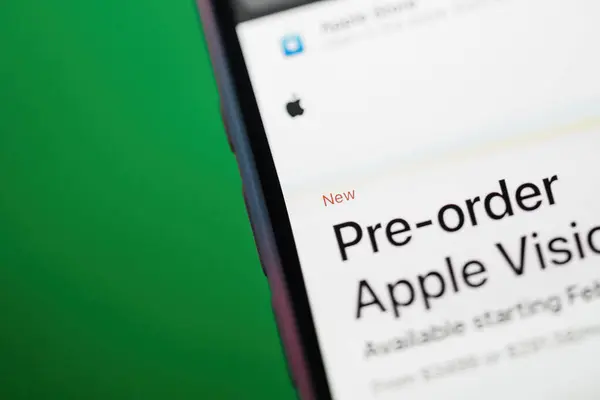 美国加利福尼亚 2024年1月21日 一个带有倾斜移位镜头的宏观镜头捕捉到了Apple Computers在新Iphone Pro上的网站 凸显了Apple Vision Pro的最新预购过程 — 图库照片