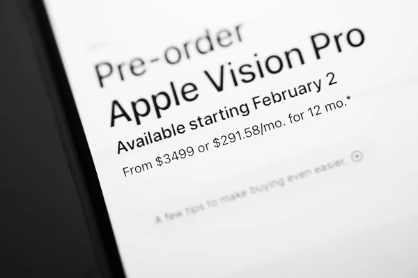 美国加利福尼亚 2024年1月21日 用倾斜移位镜头拍摄的单色宏观镜头 展示了新Iphone Pro上的Apple Computers网站 其重点是最新的预购程序 — 图库照片