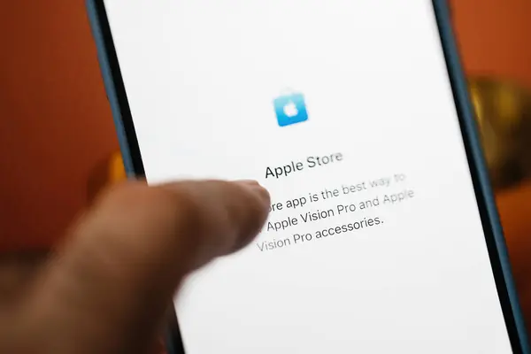 美国加利福尼亚 2024年1月21日 一个倾斜移位镜头捕捉到一只雄性手在Iphone Pro上显示的Apple Store图标上打字 预购了最新的Apple Vision Pro虚拟现实耳机 — 图库照片